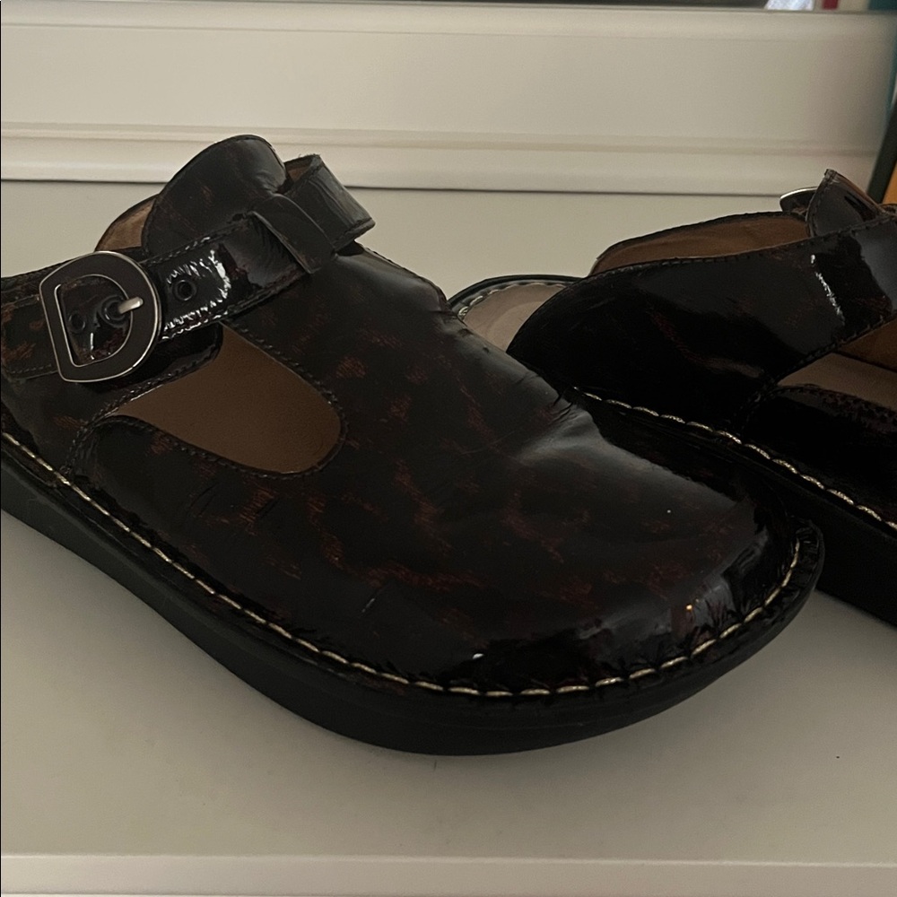 Alegria patent leather leopard print brown slip on mules womens size 40/ 9.5-10